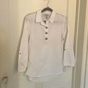 Ellen Tracy Linen shirt with 3 wood buttons and a collar.